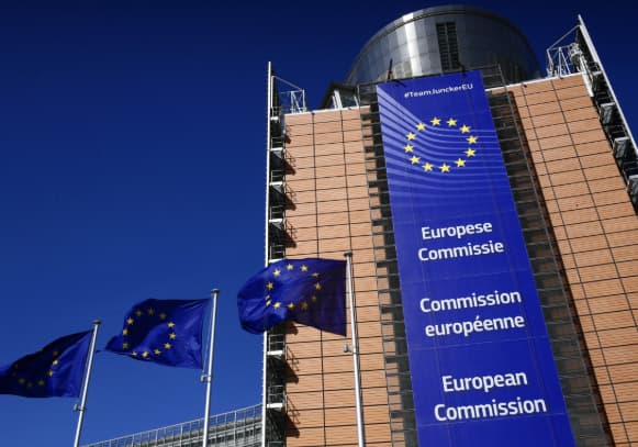 Фото до матеріалу: Єврокомісія затвердила нові правила для авіакомпаній через кризу на Близькому Сході