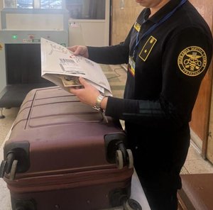 Фото до матеріалу: Київська жінка намагалася вивезти листівки з Гітлером через кордон