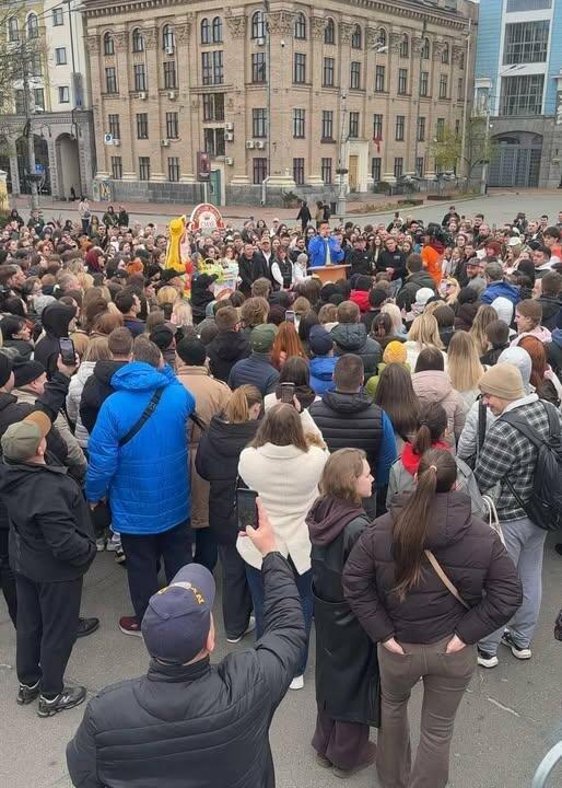 Фото до матеріалу: Повернення «Караоке на Майдані»: у центрі Києва знову зібралися сотні учасників