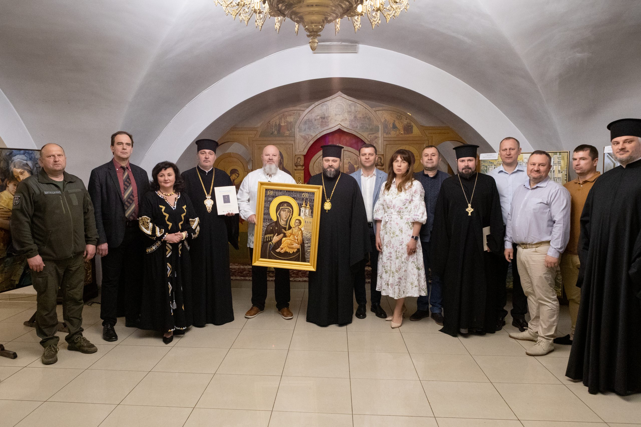 Фото до матеріалу: У Вінниці відкрили виставку «Молитва за Україну»: мистецтво як свідчення незламності