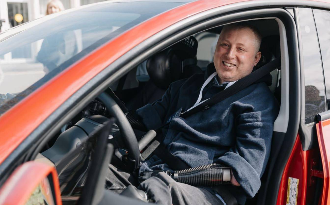 Фото до матеріалу: Черкаський ветеран з ампутацією трьох кінцівок повернув собі незалежність завдяки переобладнанню авто