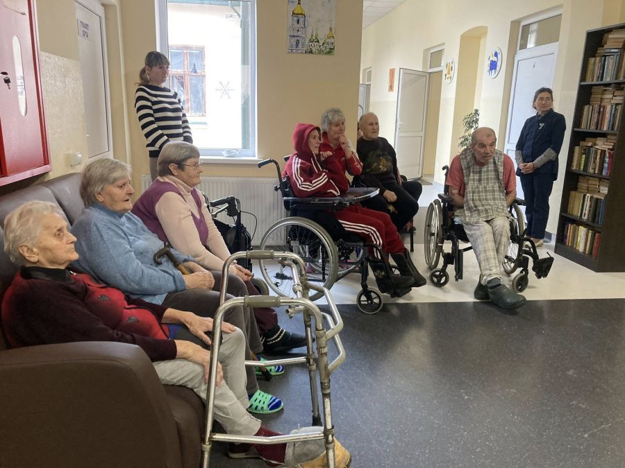 Фото до матеріалу: Калуський геріатричний центр запрошує підопічних у "стильну старість" :: ВІКНА – Новини Калуша та Прикарпаття