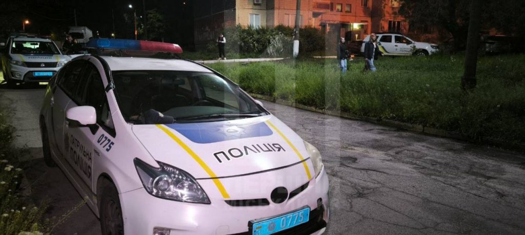 Фото до матеріалу: У Кривому Розі біля житлового будинку сталася вибухова подія: пошкоджено фасад та вікно на восьмому поверсі
