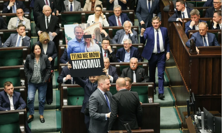 Фото до матеріалу: Двох польських депутатів позбавили зарплати за скандальну акцію в Сеймі