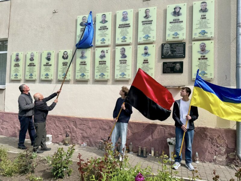 Фото до матеріалу: У Бурштині відкрили меморіальну дошку захиснику Ярославу Климчуку