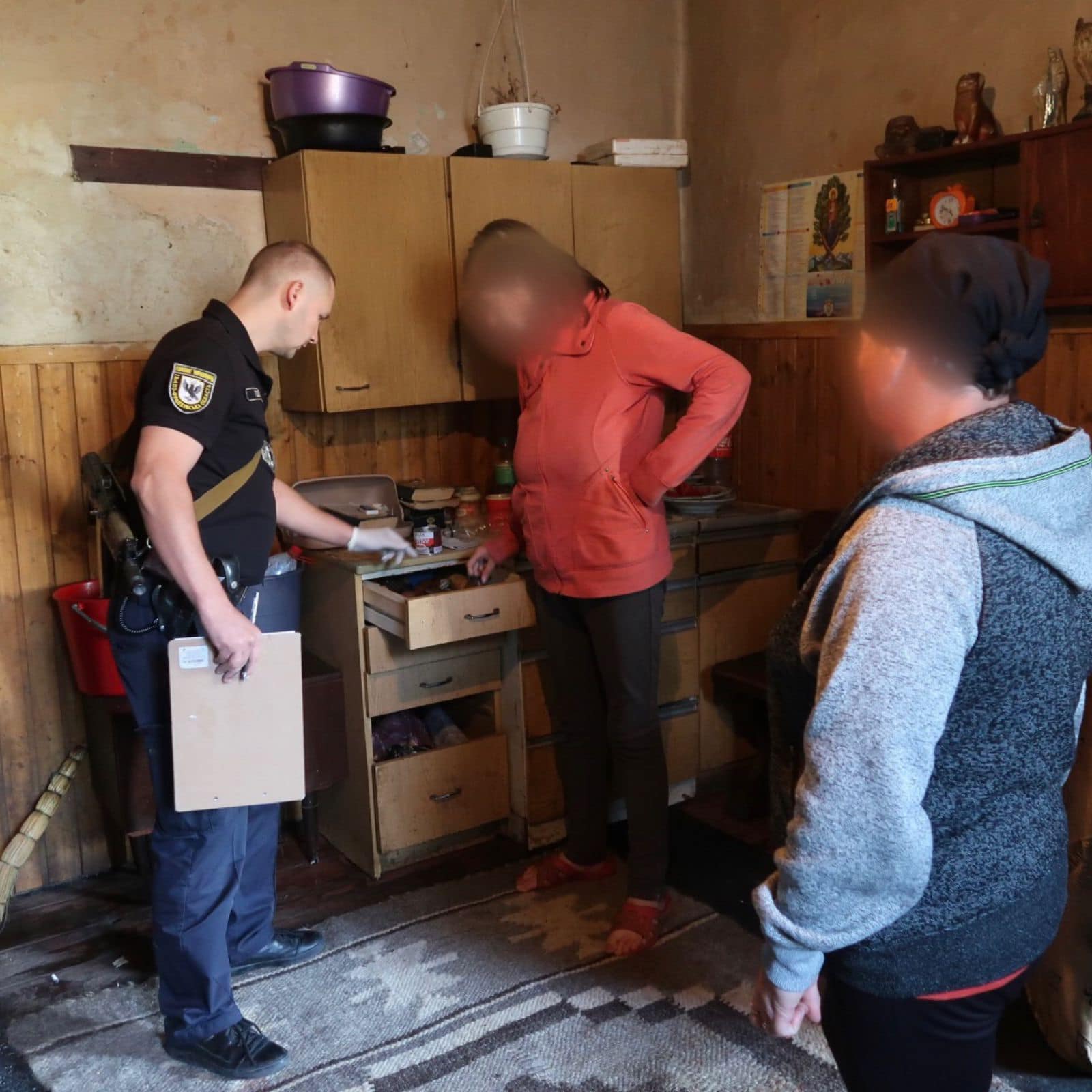 Фото до матеріалу: У Яремче затримали жінку, яка ножем поранила знайомого під час сварки