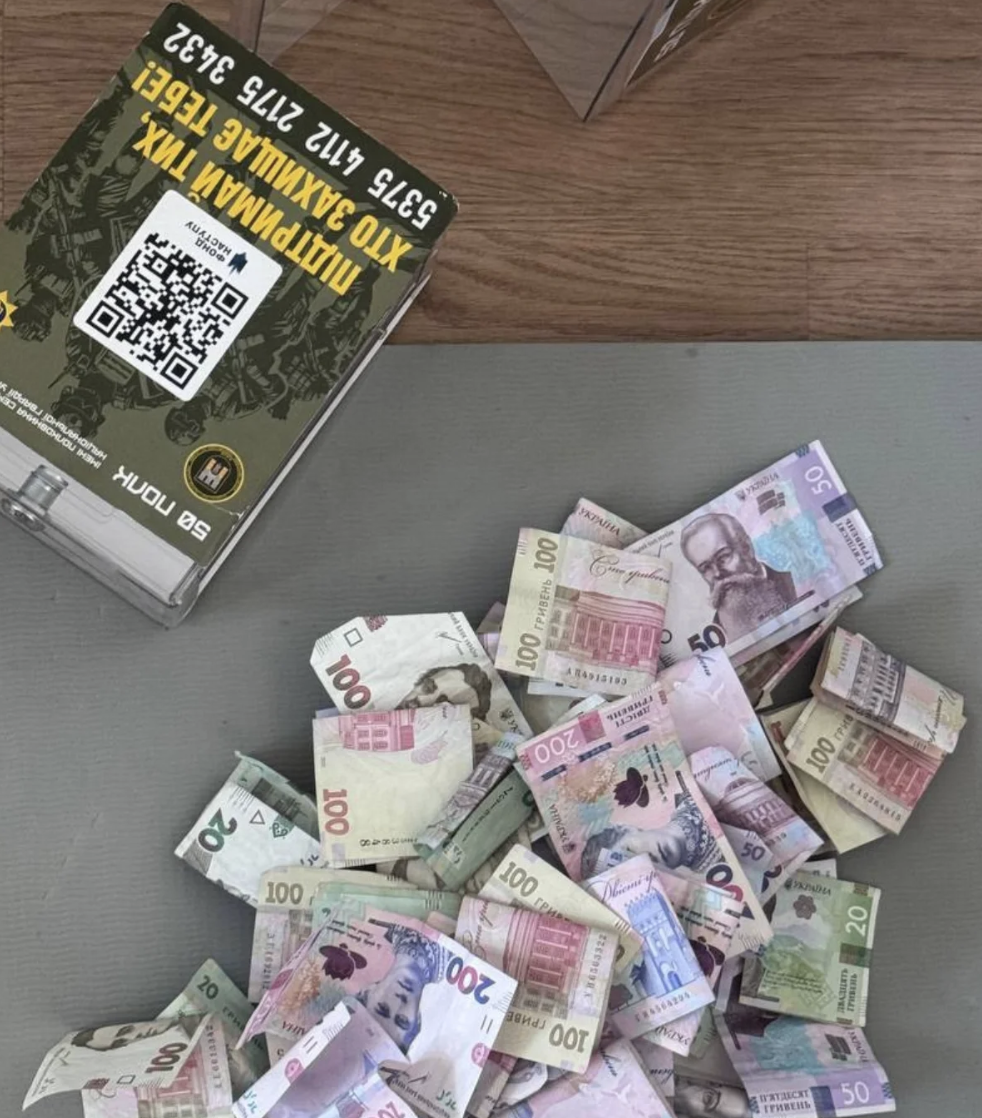 Фото до матеріалу: У Франківському театрі драми і комедії зібрали понад 17 тисяч гривень для НГУ (ФОТО)