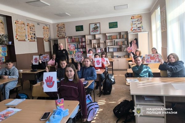Фото до матеріалу: Поліцейський урок проти булінгу для школярів у Золотоніщі