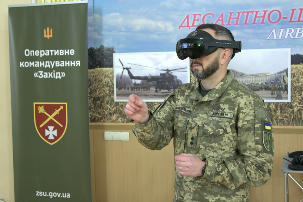 Фото до матеріалу: У Києві відкрили інтерактивну фотовиставку про підтримку військових