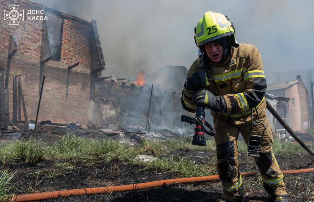 Фото до матеріалу: Пожежа на Оболоні: дим охопив двоповерхівку, постраждалих немає
