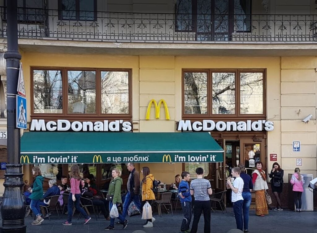 Фото до матеріалу: Скандал навколо нового McDonald's на площі Ринок: мешканці скаржаться на шум та вібрацію