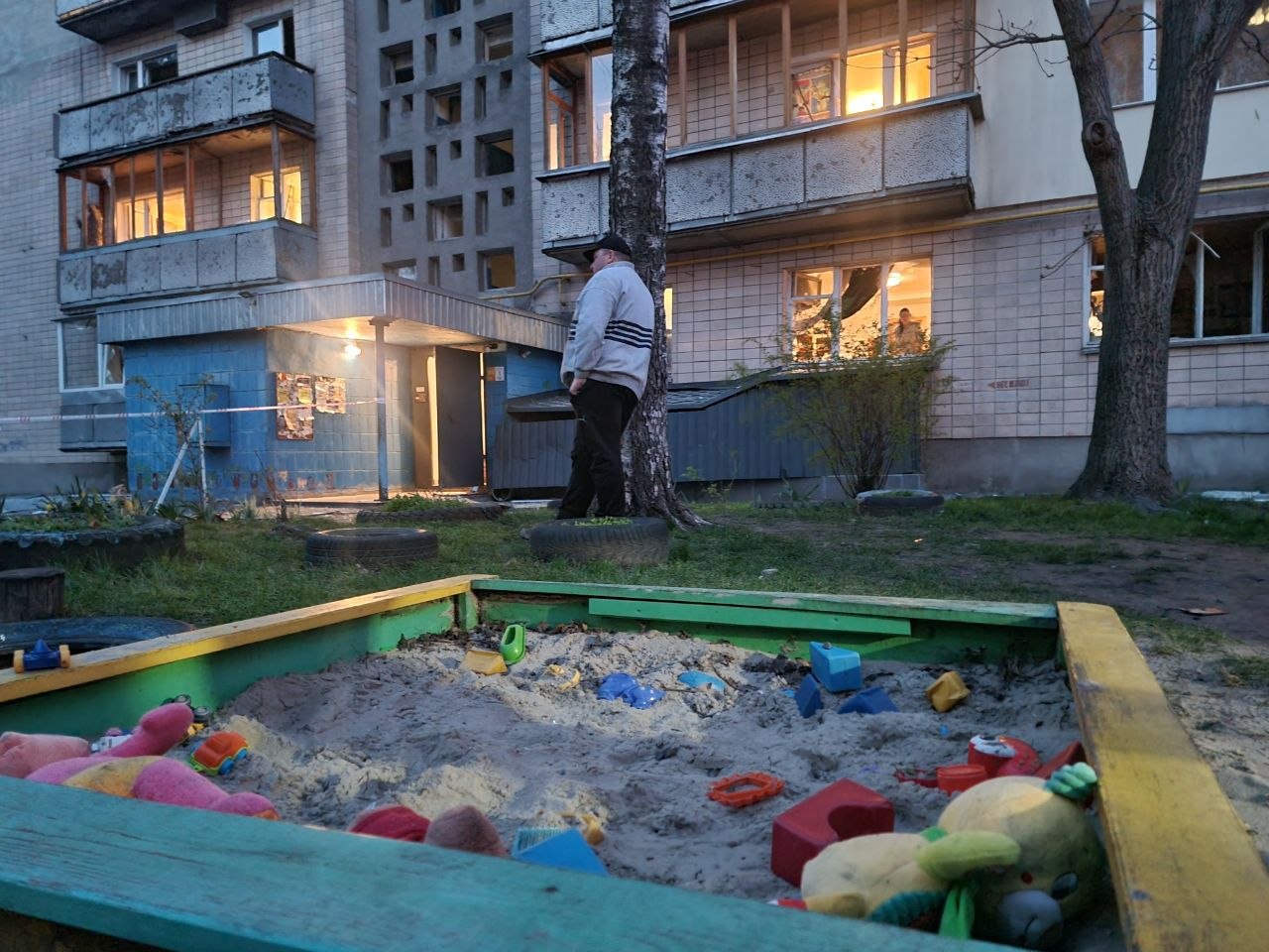 Фото до матеріалу: Завтра в Черкасах біля місця влучання працюватиме комісія з обстеження пошкодженого майна
