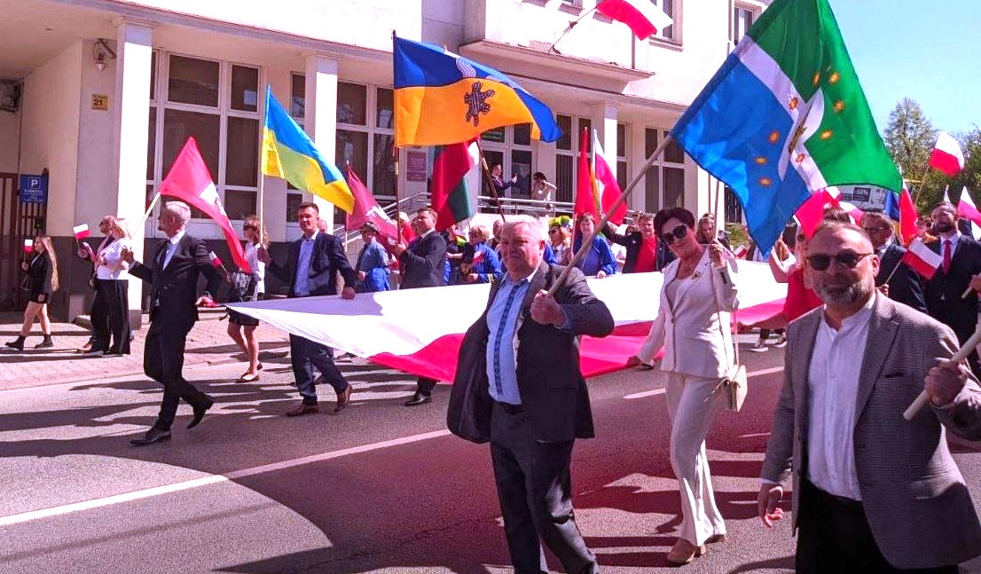 Фото до матеріалу: Маневичані очолили святкову ходу у Польщі: підтримка України з Європи