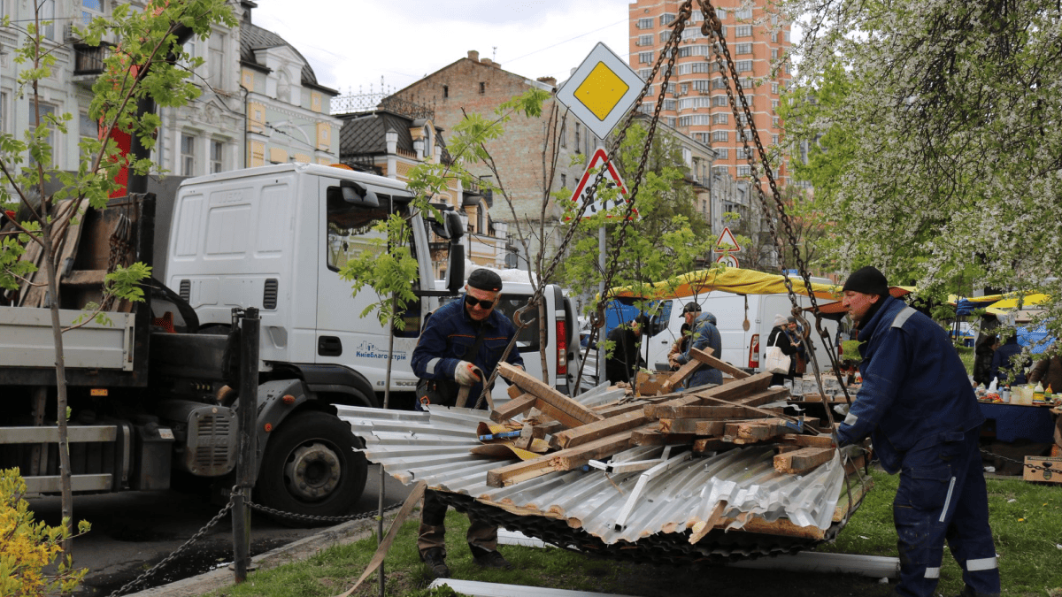 Фото до матеріалу: У Києві за тиждень прибрали 61 незаконну споруду: де найбільше порушень