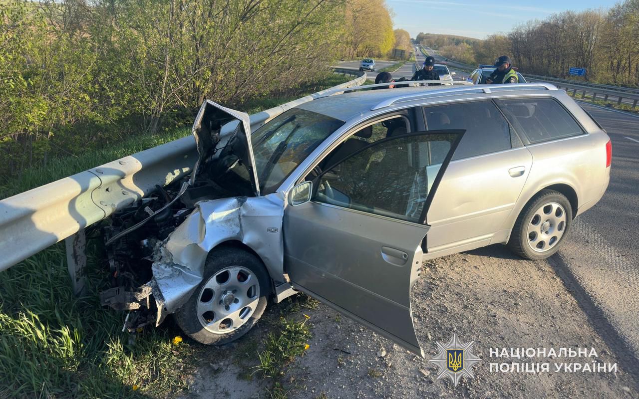 Фото до матеріалу: Аварія на трасі в селі Острів: водій Audi A6 врізався у відбійник