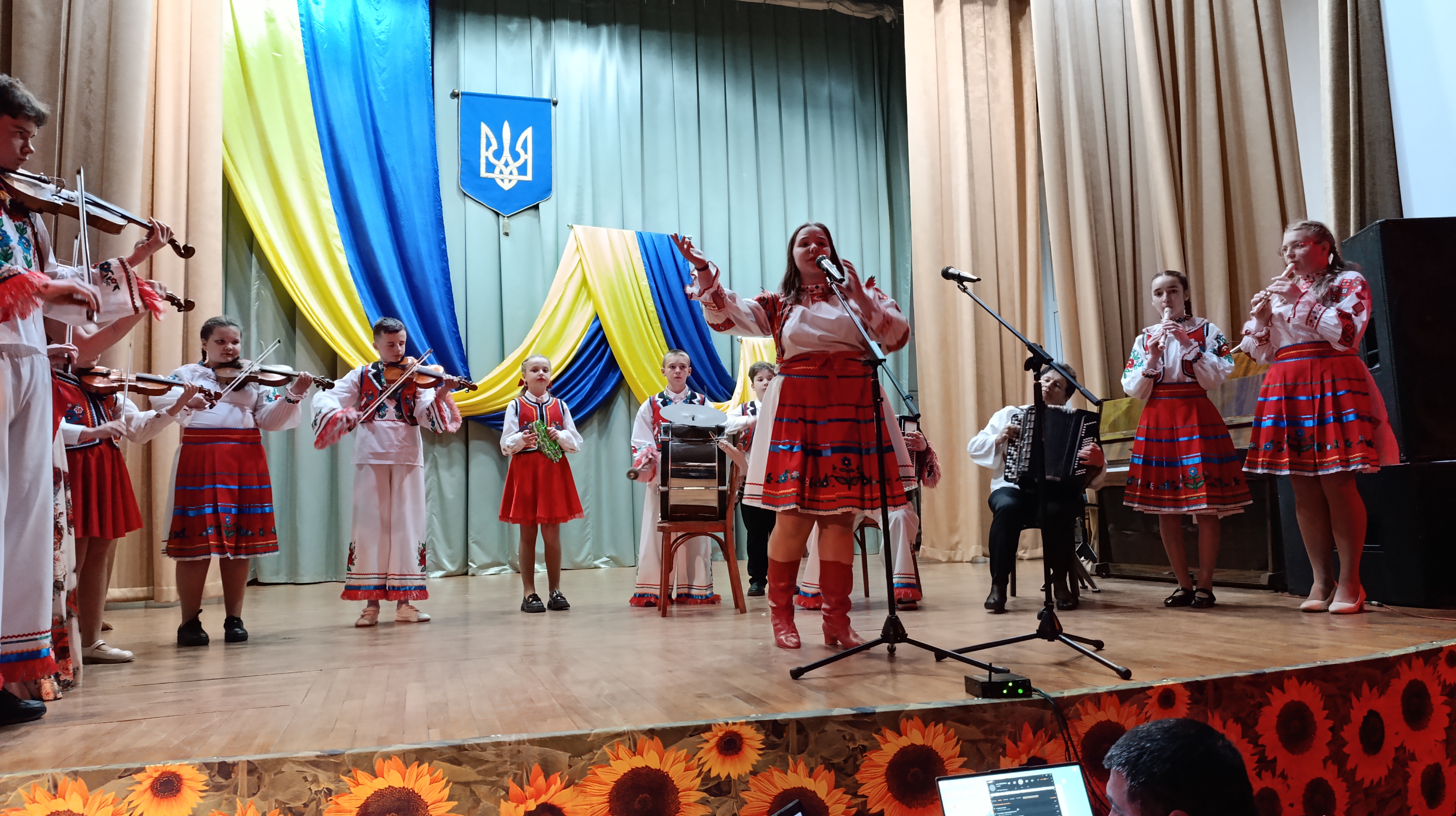 Фото до матеріалу: Свалявська школа мистецтв підвела підсумки року: юні таланти вражали на звітному концерті
