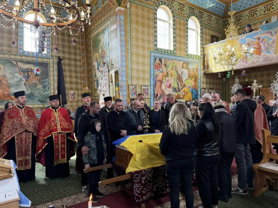 Фото до матеріалу: Прощання з героєм: на Прикарпатті провели в останню путь Ігоря Середюка