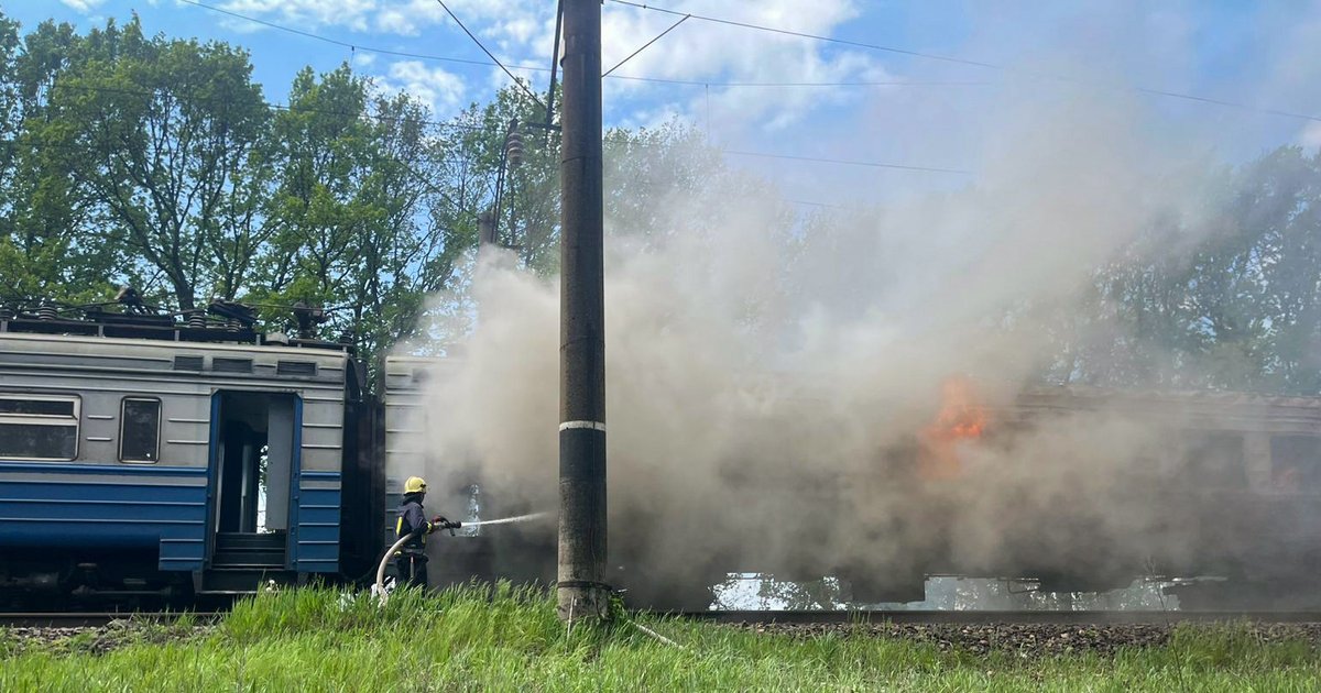 Фото до матеріалу: У Черкаській області на ходу загорілася електричка: евакуація 40 пасажирів