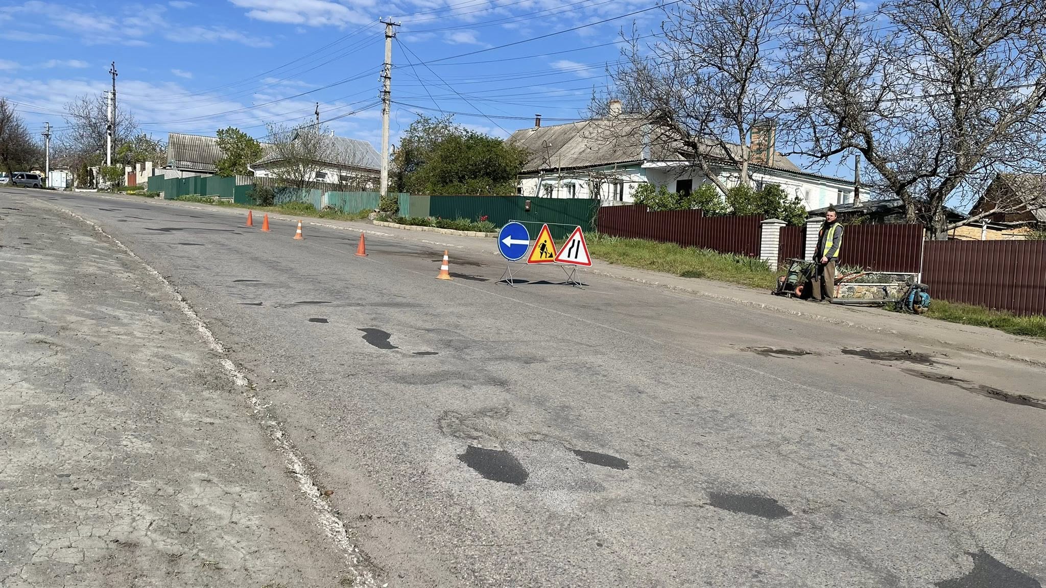 Фото до матеріалу: У Тальному триває аварійний ремонт дороги на вулиці Соборній