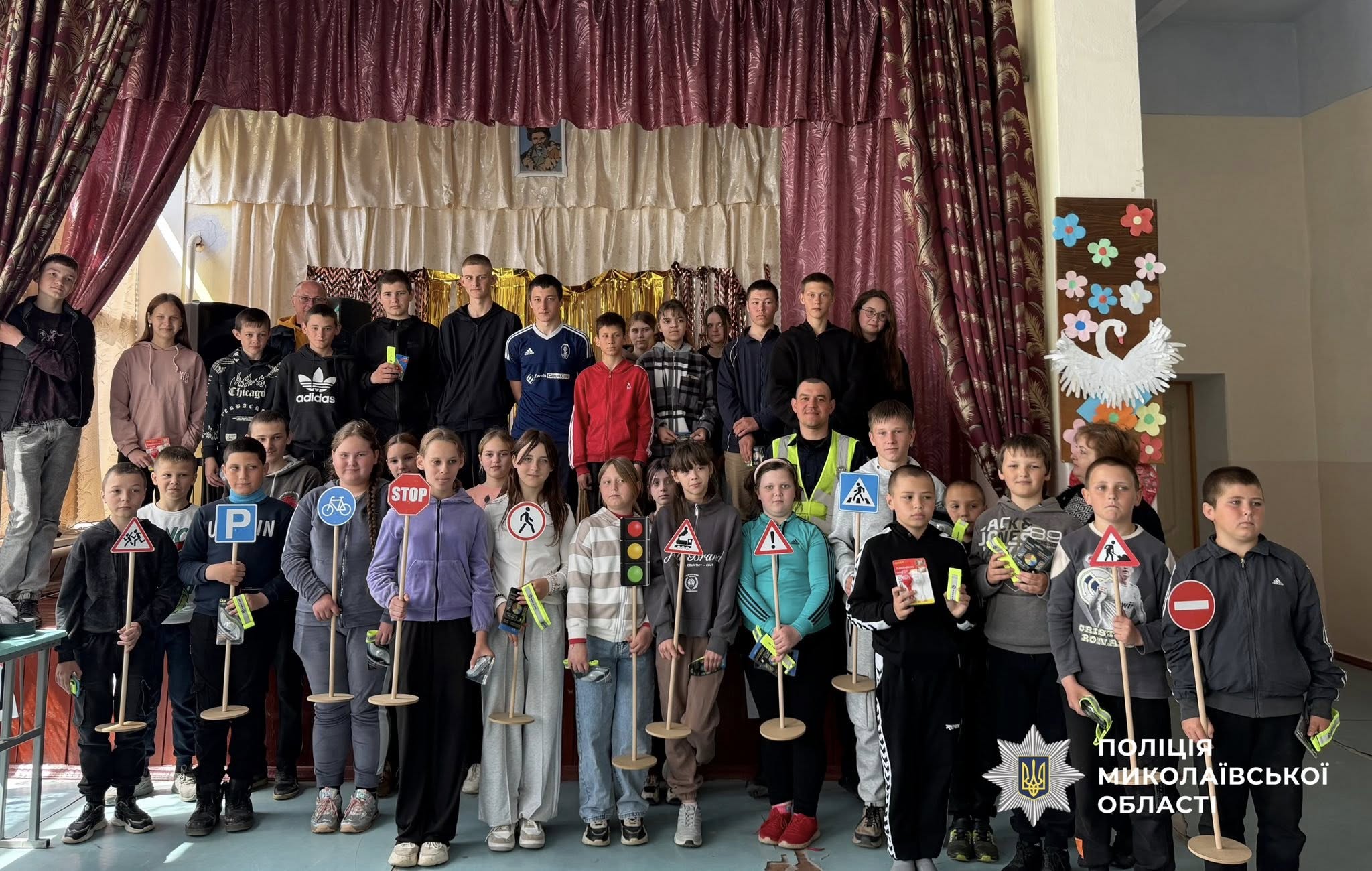Фото до матеріалу: Поліція Баштанщини нагадала учням Пісківського ліцею правила безпеки на дорозі