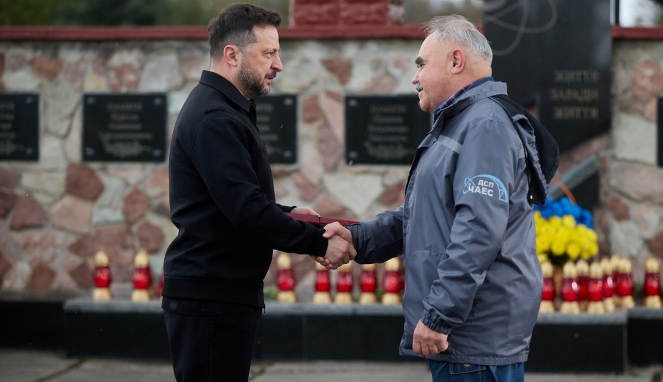 Фото до матеріалу: Зеленський нагородив ліквідаторів аварії на ЧАЕС та героїв оборони станції