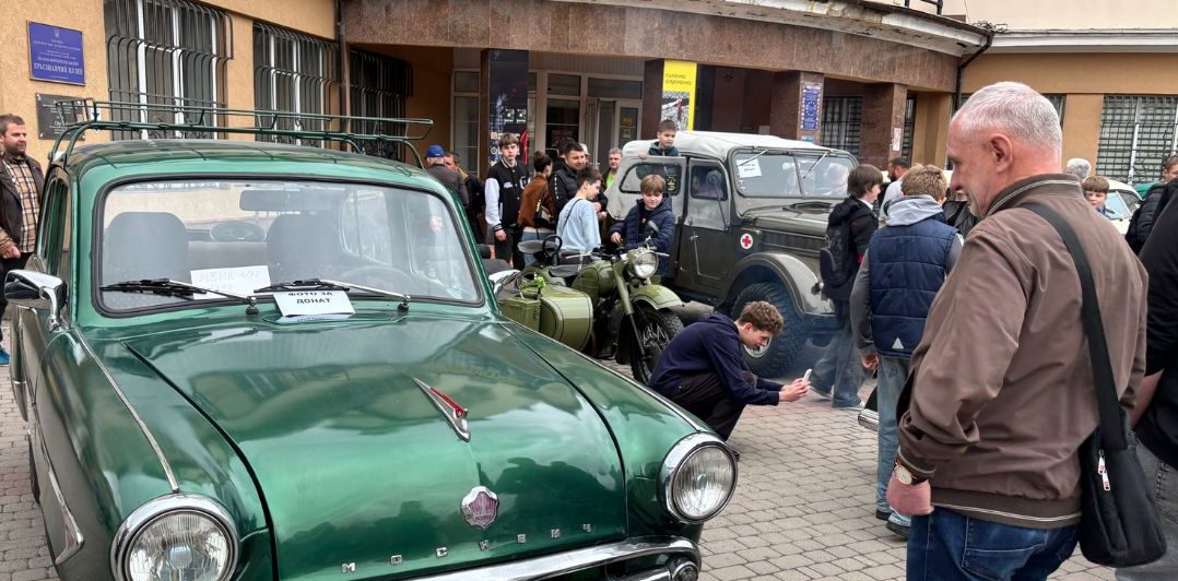 Фото до матеріалу: В Івано-Франківську збирають гроші на армію під час виставки ретроавтомобілів