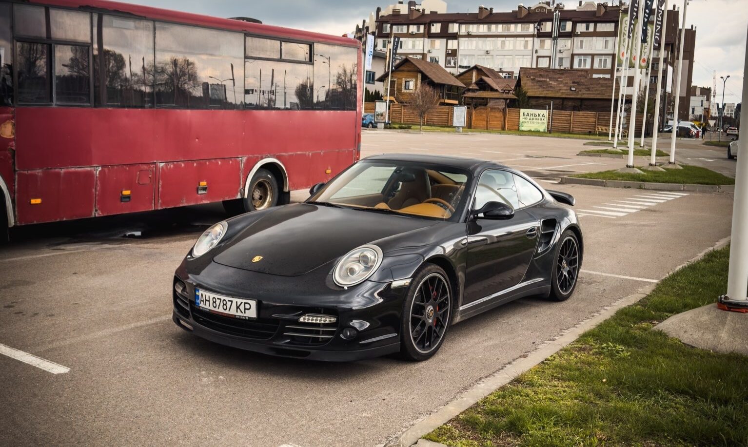 Фото до матеріалу: Рідкісний Porsche 911 Turbo покоління 997.2 з'явився на парковці в Києві