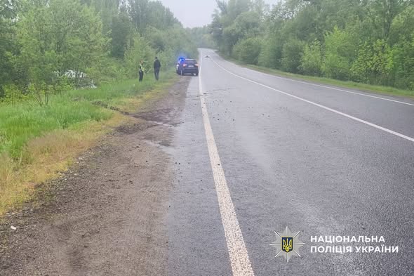 Фото до матеріалу: Водій «Мерседеса» перекинув автомобіль на дорозі Київ-Знам'янка