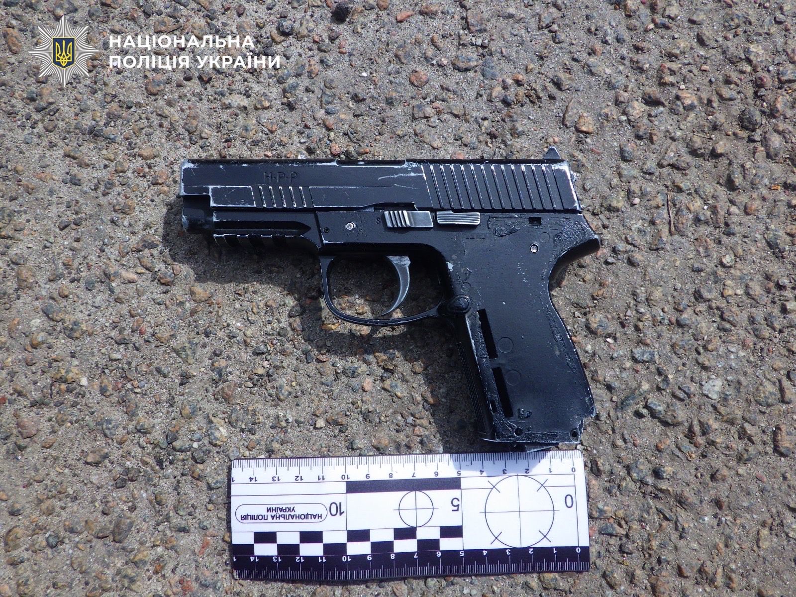 Фото до матеріалу: Агресивний дебош зі зброєю на бульварі Верховної Ради: у Києві затримали п'яного чоловіка