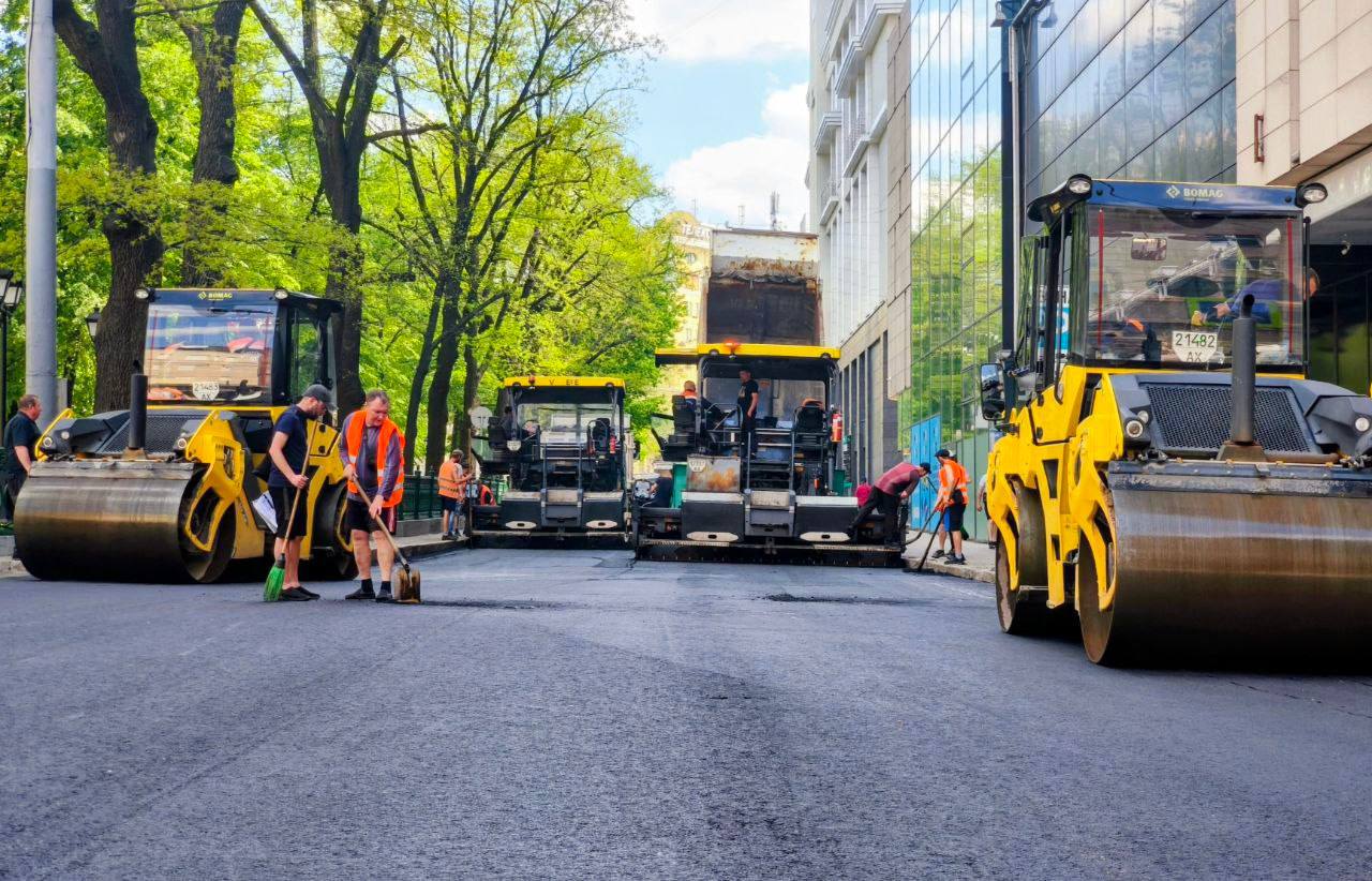 Фото до матеріалу: Біля ЖК Leonardo на пл. Театральній завершують ремонт дороги.