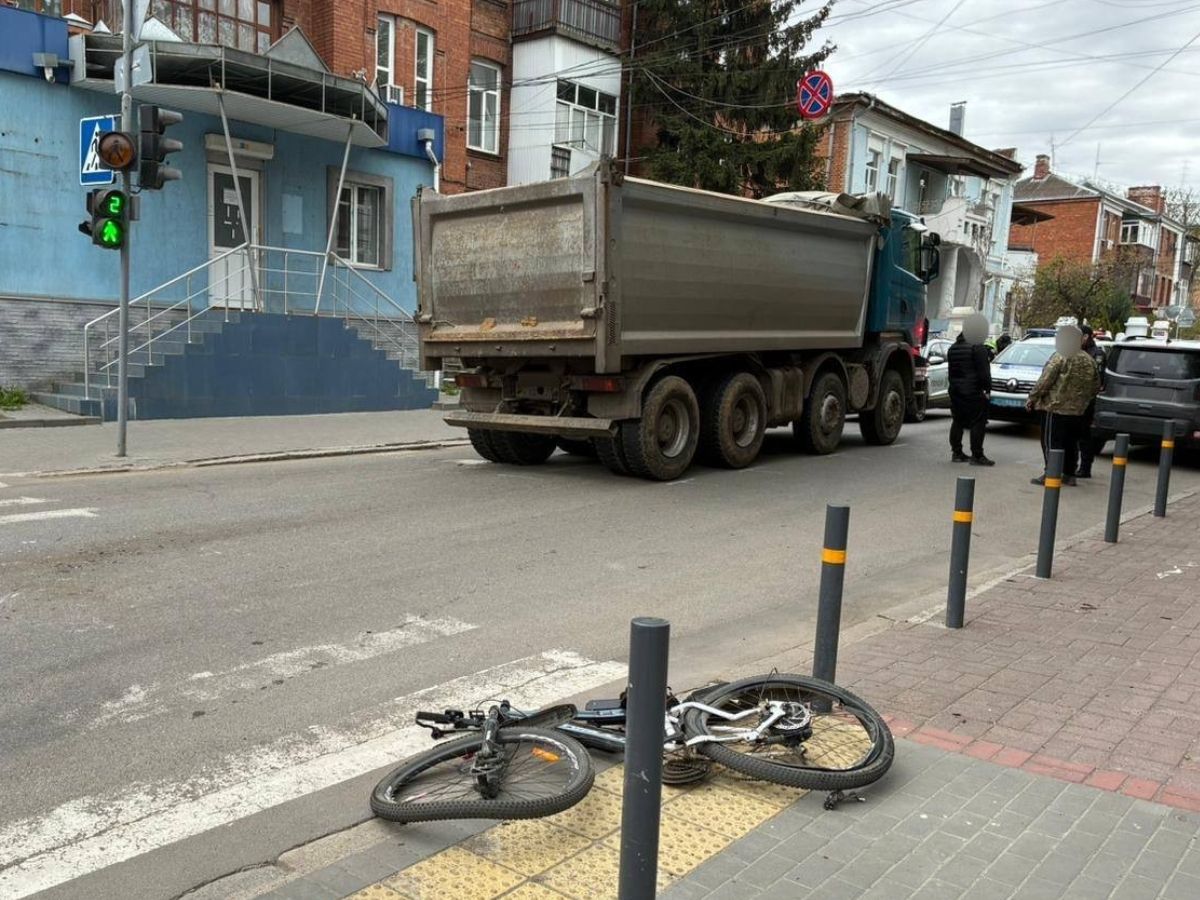 Фото до матеріалу: Вантажівка збила підлітка на електровелосипеді на зебрі у Вінниці: поліція розслідує обставини ДТП
