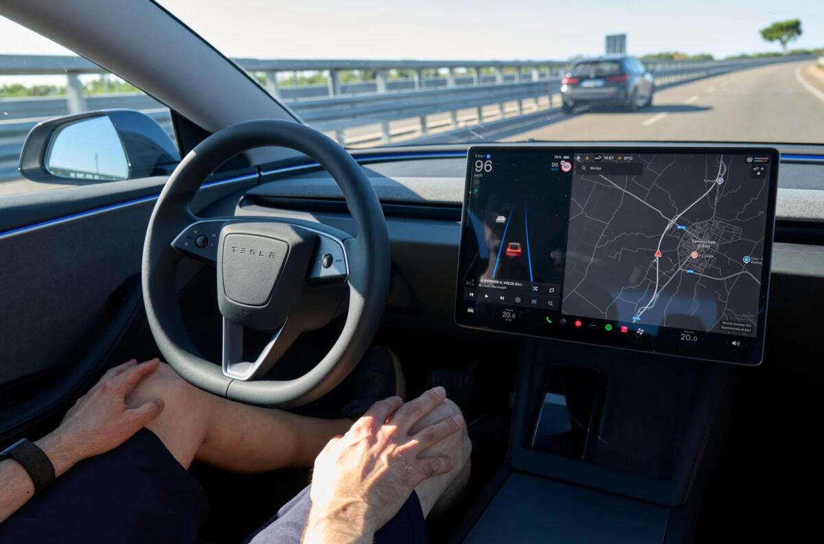 Фото до матеріалу: Tesla випустила оновлення для FSD: тепер система детально аналізує навігаційні помилки