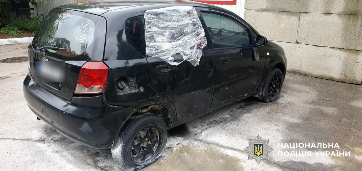 Фото до матеріалу: Поліцейські та підліток: наслідки артилерійських ударів по Херсонщині