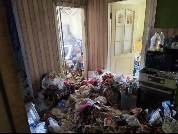 Фото до матеріалу: Пожежа на Деснянщині оголила соціальну проблему: киянин з інвалідністю роками жив у заваленій сміттям квартирі