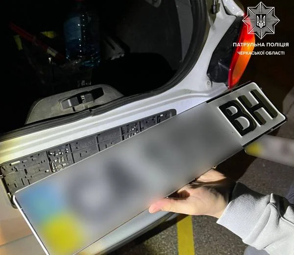 Фото до матеріалу: Два водіїв у Черкасах спіймали на керуванні авто з чужими номерами