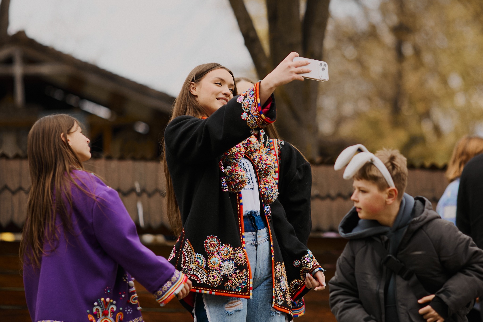 Фото до матеріалу: Львів Великодній: гаївки у Шевченківському гаї зібрали сотні відвідувачів (ФОТОРЕПОРТАЖ)
