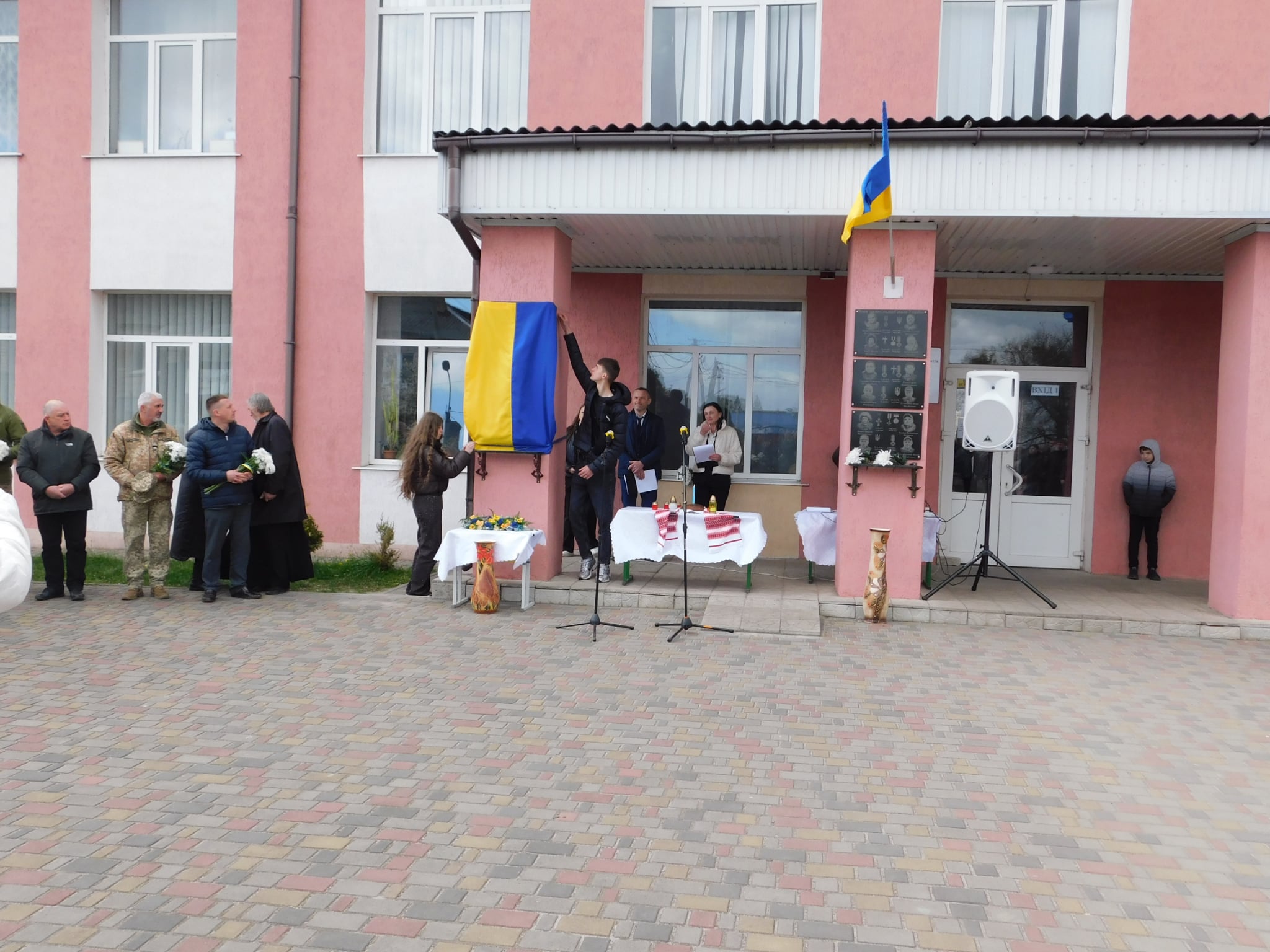 Фото до матеріалу: У Зарічному відкрили меморіальні дошки на честь 11 захисників України