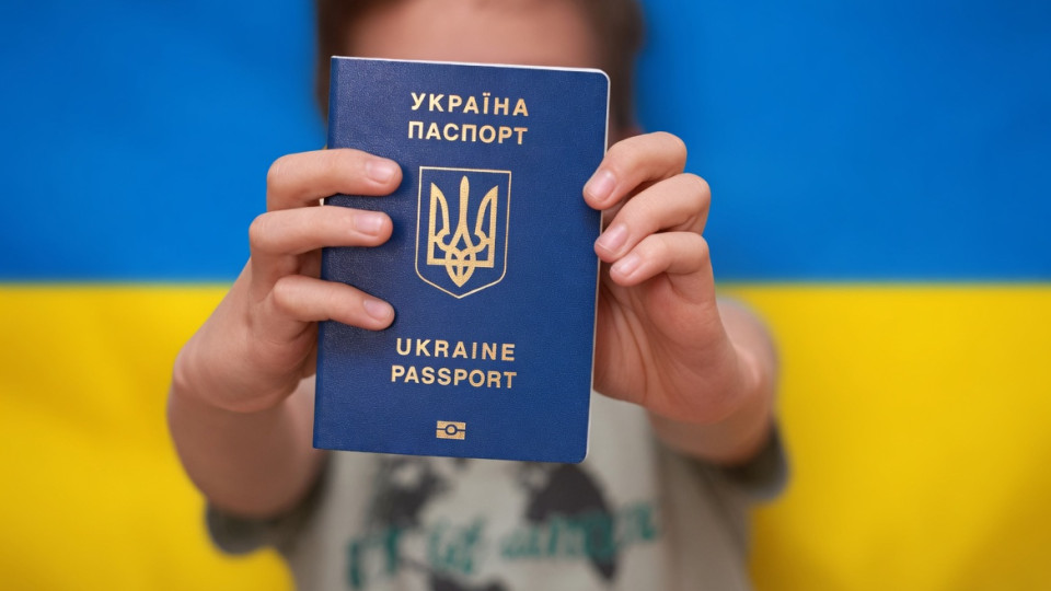 Фото до матеріалу: Бабуся чи дідусь не можуть оформити паспорт дитині за довіреністю