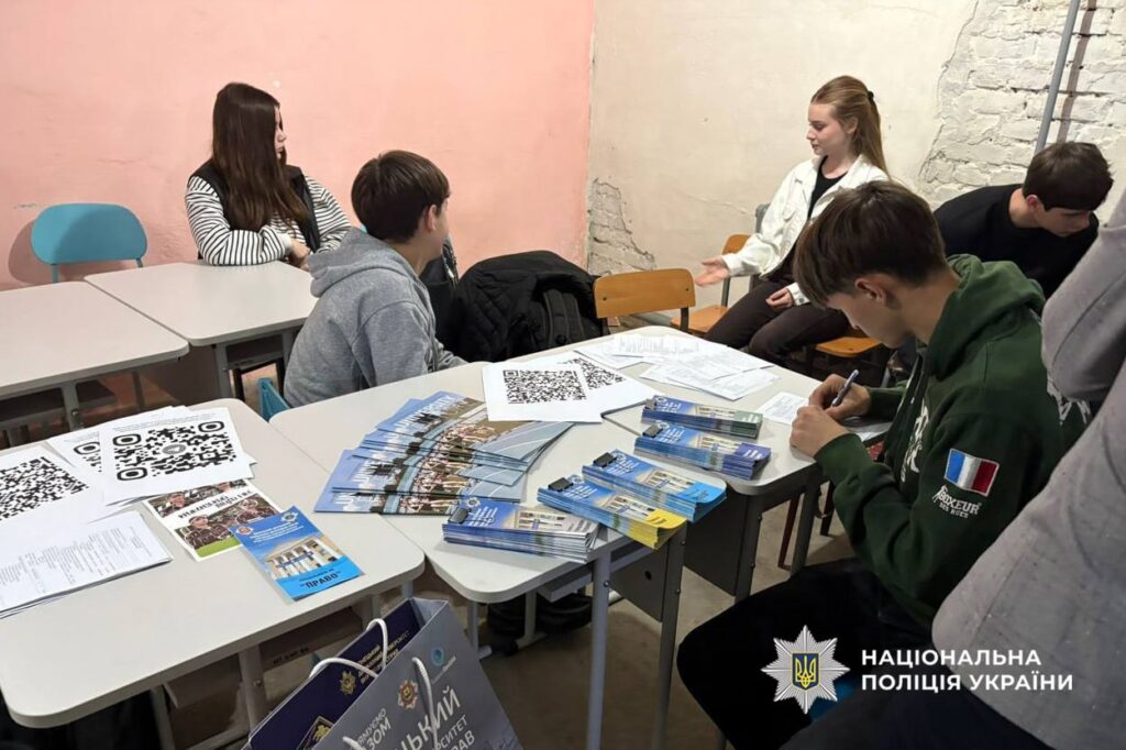 Фото до матеріалу: У Звенигородському ліцеї поліцейські провели урок безпеки в бомбосховищі