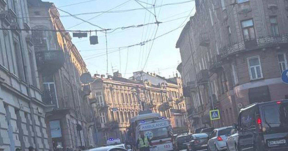 Фото до матеріалу: У Львові трамвай збив кілька авто через погіршення самопочуття водія
