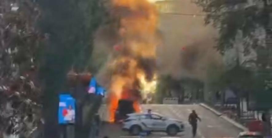 Фото до матеріалу: У центрі Києва загорівся автомобіль: свідки повідомляють про вибух