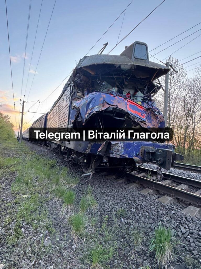 Фото до матеріалу: Трагедія на Львівщині: потяг Київ-Ужгород зіткнувся з автокраном, є загиблі