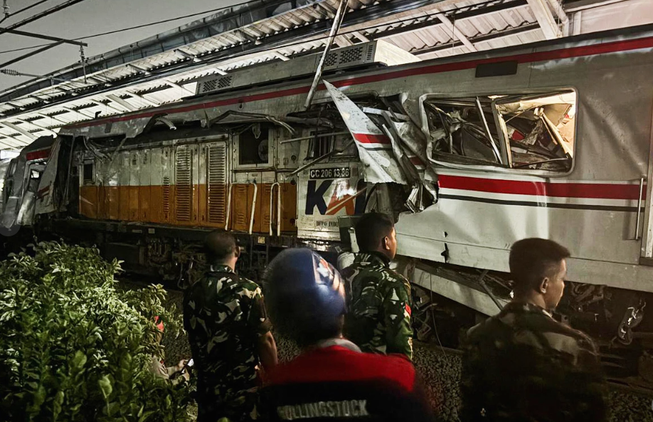Фото до матеріалу: У Джакарті сталася трагічна залізнична аварія: загиблі та постраждалі