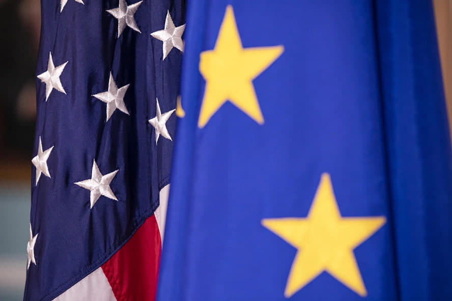 Фото до матеріалу: США загрожують ЄС новими митами на авто через угоду