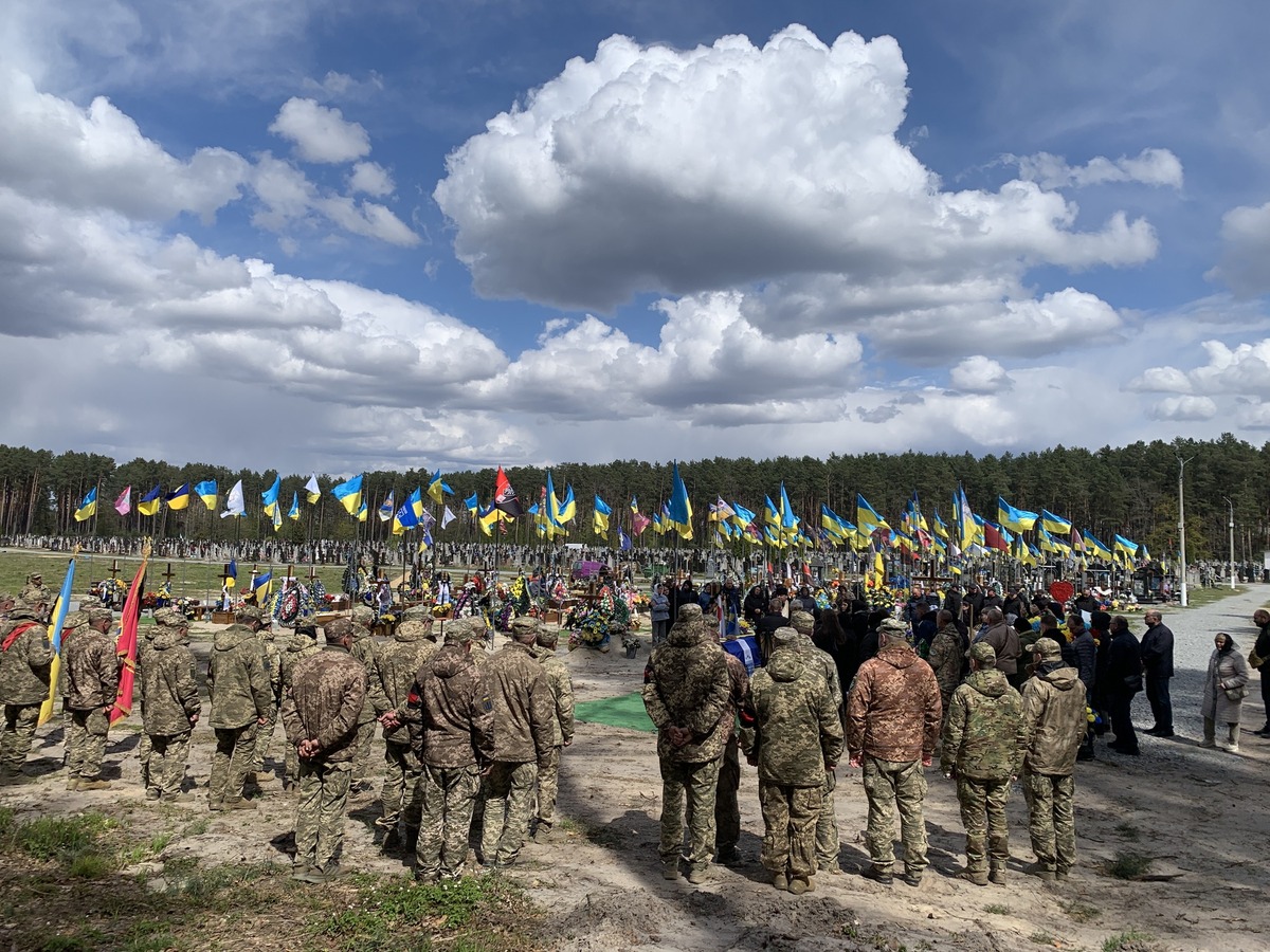Фото до матеріалу: Прощання з п'ятьма захисниками на Хмельниччині: від Славуті до Полонного