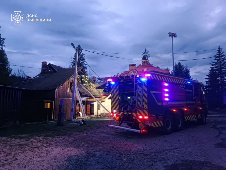 Фото до матеріалу: Вогонь знищив покрівлю магазину у селі Славсько: ніхто не постраждав
