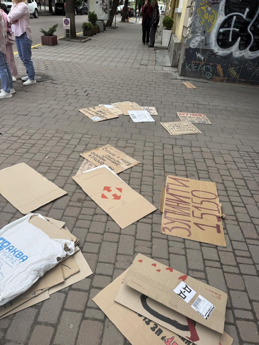 Фото до матеріалу: Активістки протесту в Івано-Франківську зазнали нападу, поліція складала протокол за хуліганство