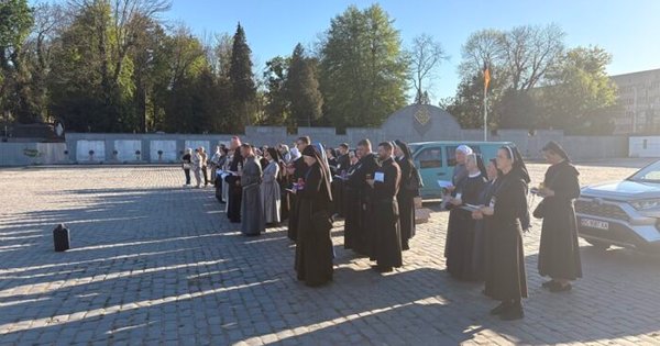 Фото до матеріалу: Учасники Асамблеї Вищих настоятелів вшанували полеглих воїнів на Личаківському цвинтарі