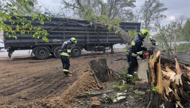 Фото до матеріалу: Негода зачепила 19 областей: загинули троє людей, знеструмлені понад 700 населених пунктів