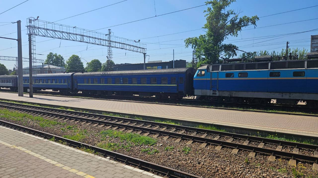 Фото до матеріалу: Потяг Миколаїв — Лозова, пошкоджений обстрілом, прибув за розкладом